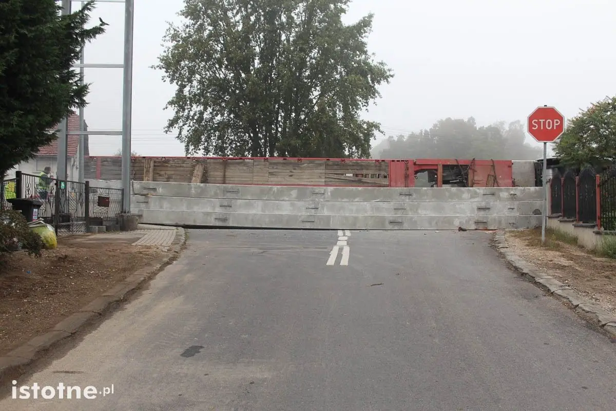 Tir z naczepą przewrócił się w mieście