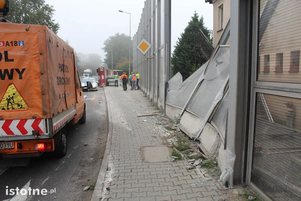Tir z naczepą przewrócił się w mieście