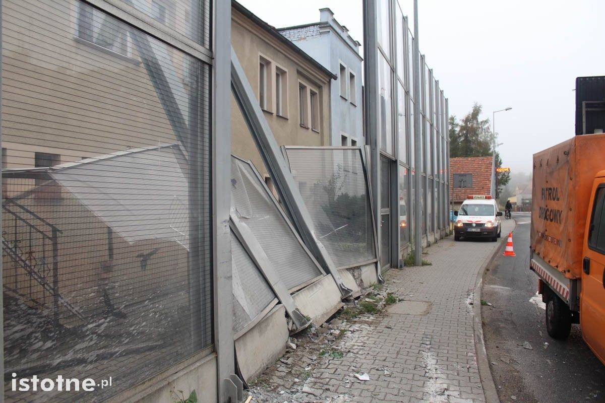 Tir z naczepą przewrócił się w mieście