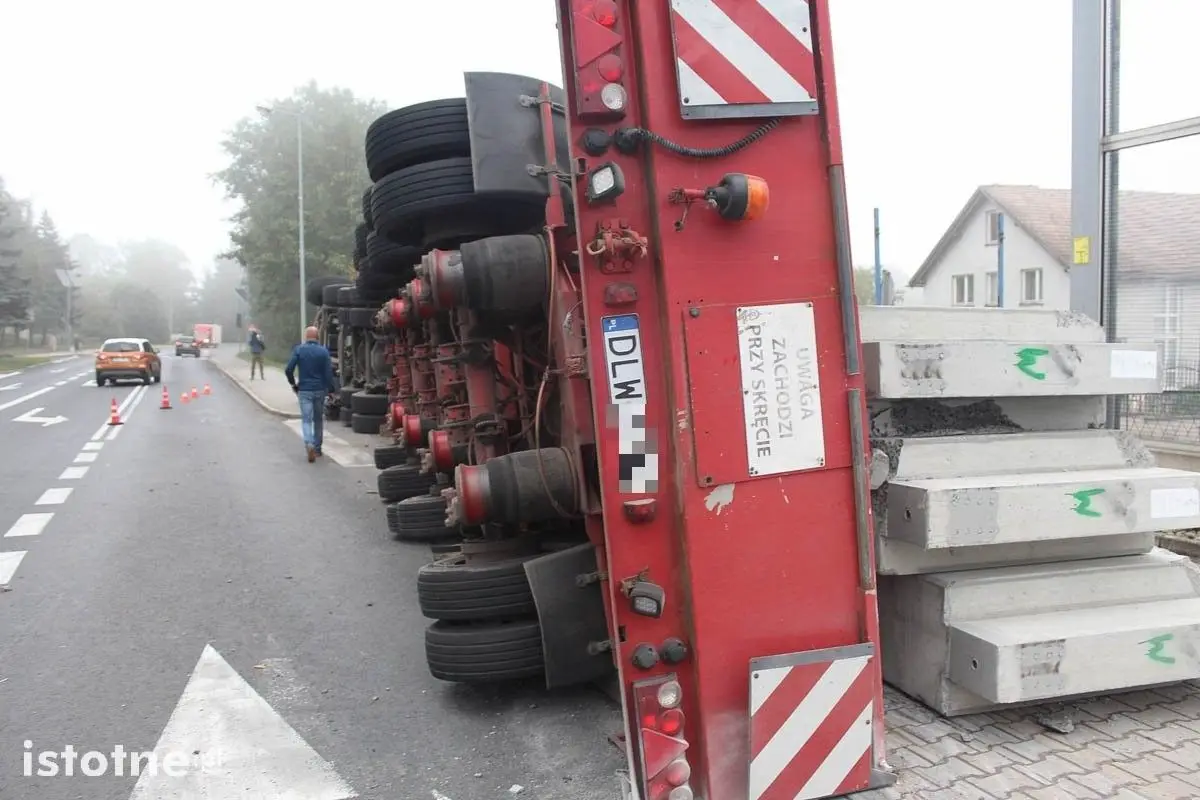 Tir z naczepą przewrócił się w mieście