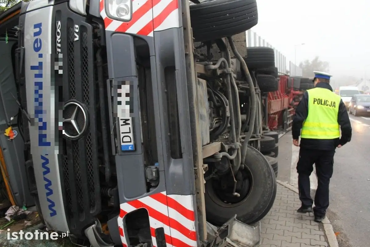 Tir z naczepą przewrócił się w mieście
