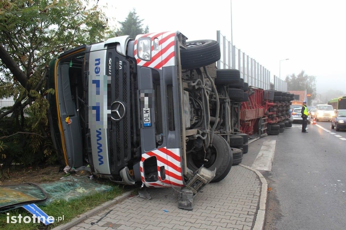 Tir z naczepą przewrócił się w mieście