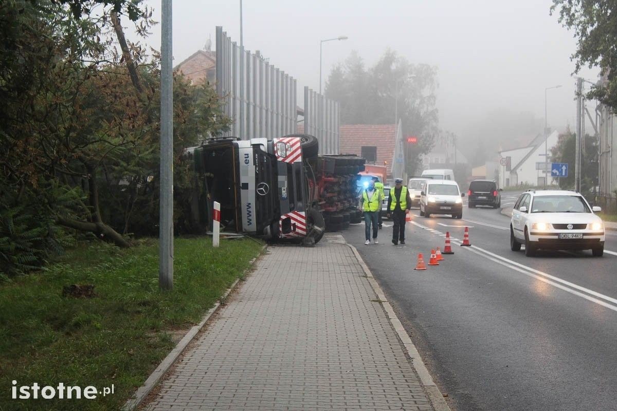 Tir z naczepą przewrócił się w mieście