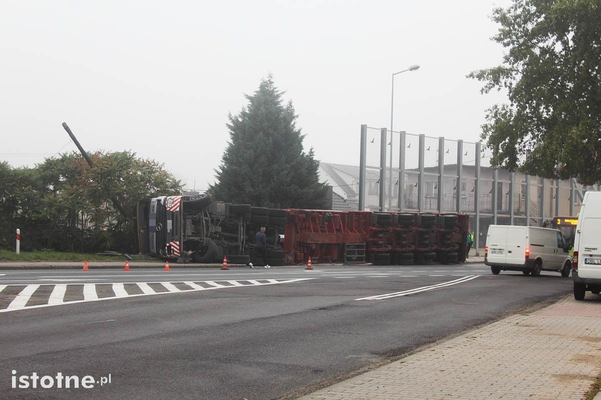 Tir z naczepą przewrócił się w mieście