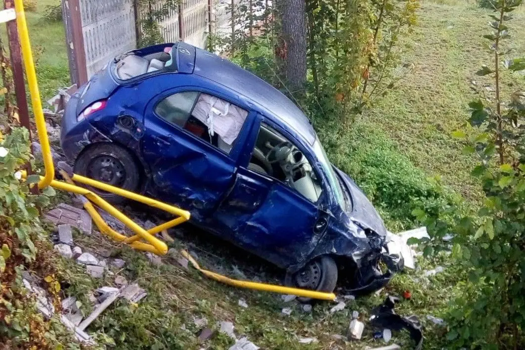 26-letnia kierowczyni nissana wpadła do rowu. Ze złamaną żuchwą trafiła do szpitala