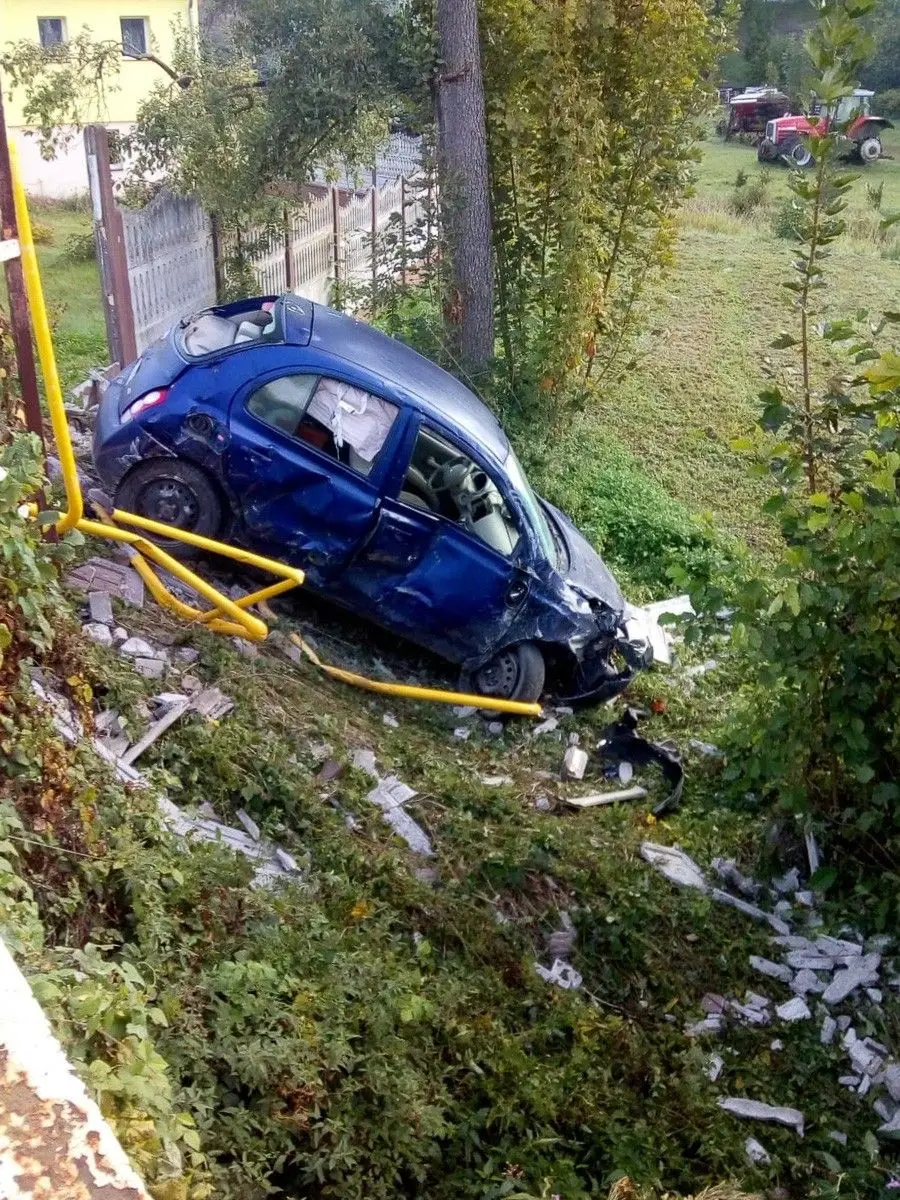 26-letnia kierowczyni nissana wpadła do rowu. Ze złamaną żuchwą trafiła do szpitala