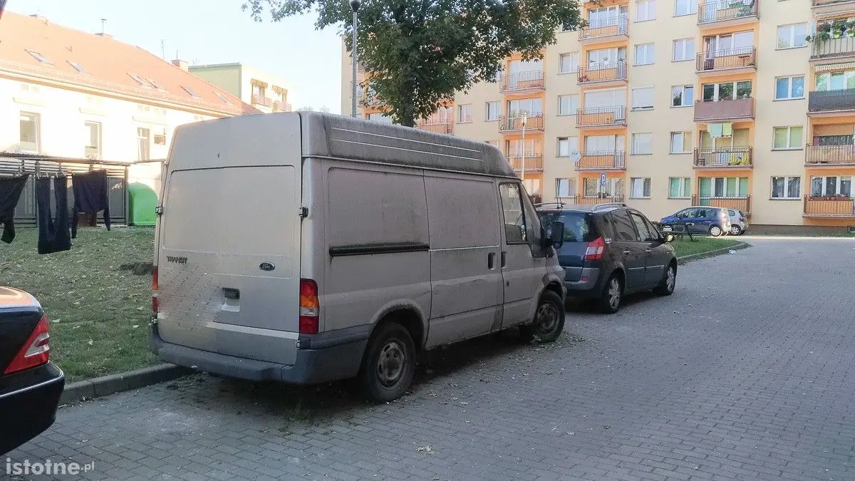 Szary ford transit sieje postrach na Żwirki i Wigury