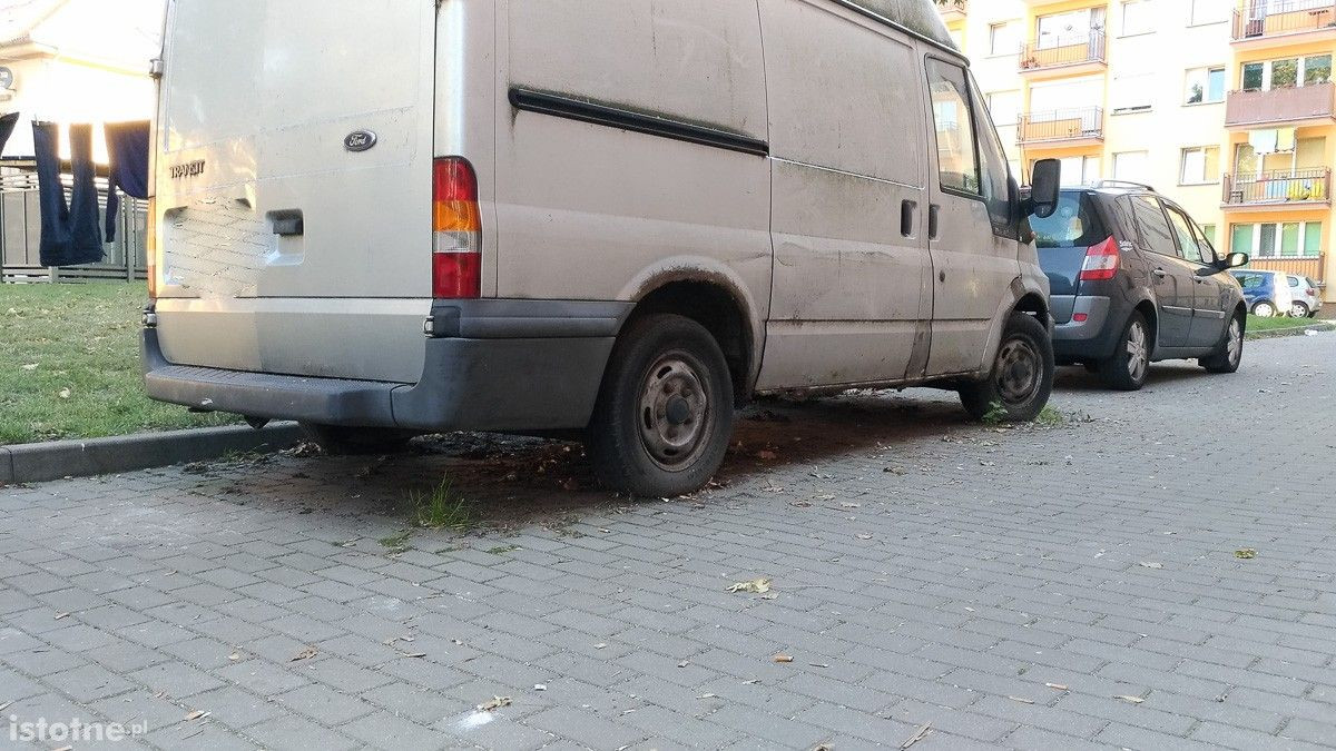Szary ford transit sieje postrach na Żwirki i Wigury