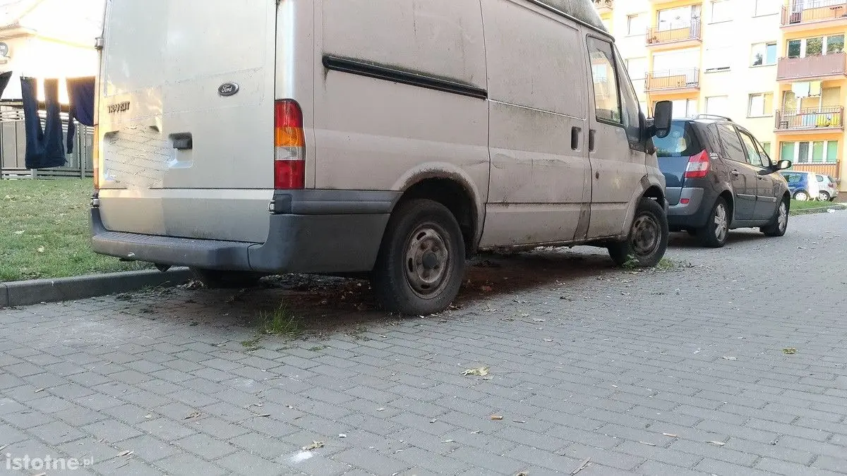 Szary ford transit sieje postrach na Żwirki i Wigury