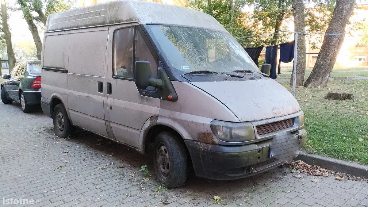 Szary ford transit sieje postrach na Żwirki i Wigury