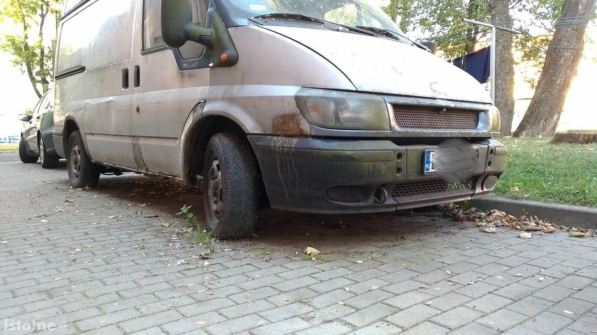 Szary ford transit sieje postrach na Żwirki i Wigury
