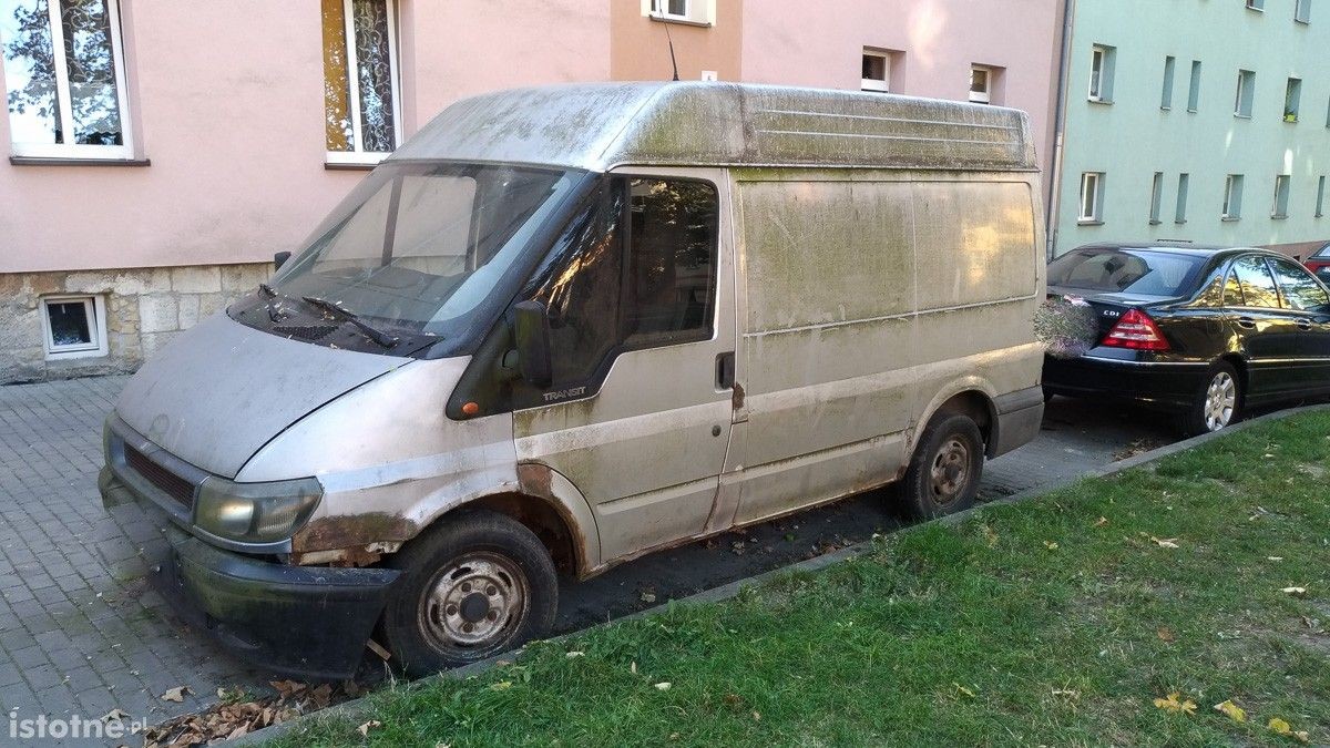 Szary ford transit sieje postrach na Żwirki i Wigury