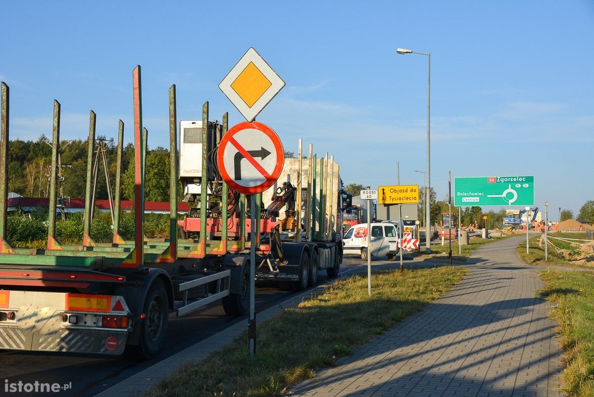 Czytelniczka: niewidoczne światła na rondzie w Kruszynie