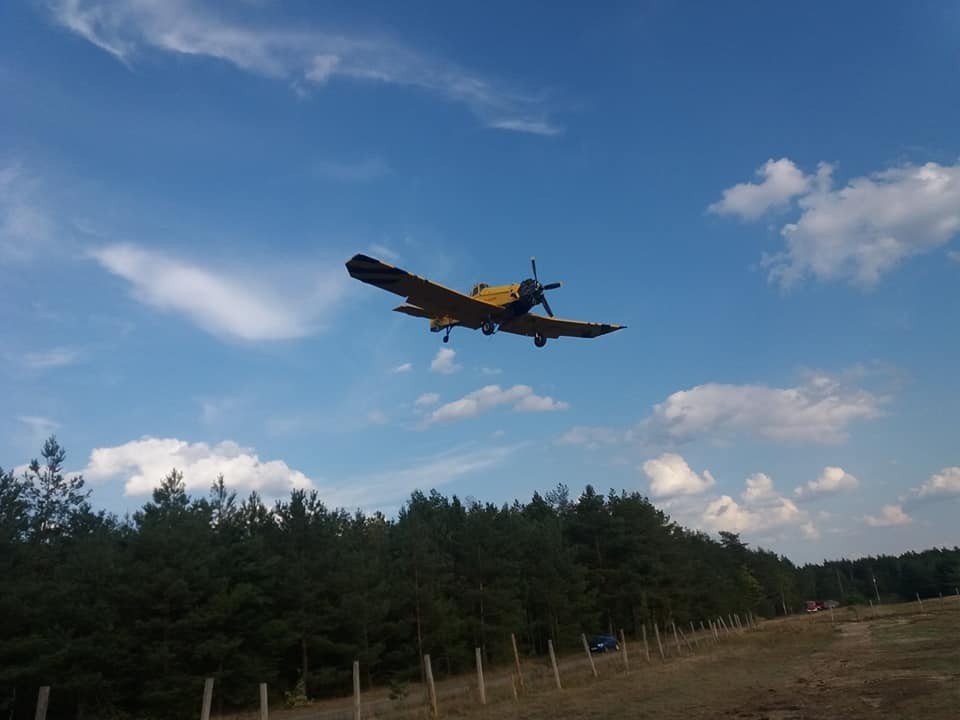 Samoloty gaśnicze tankowały wodę na lądowisku w miejscowości Gozdnica.