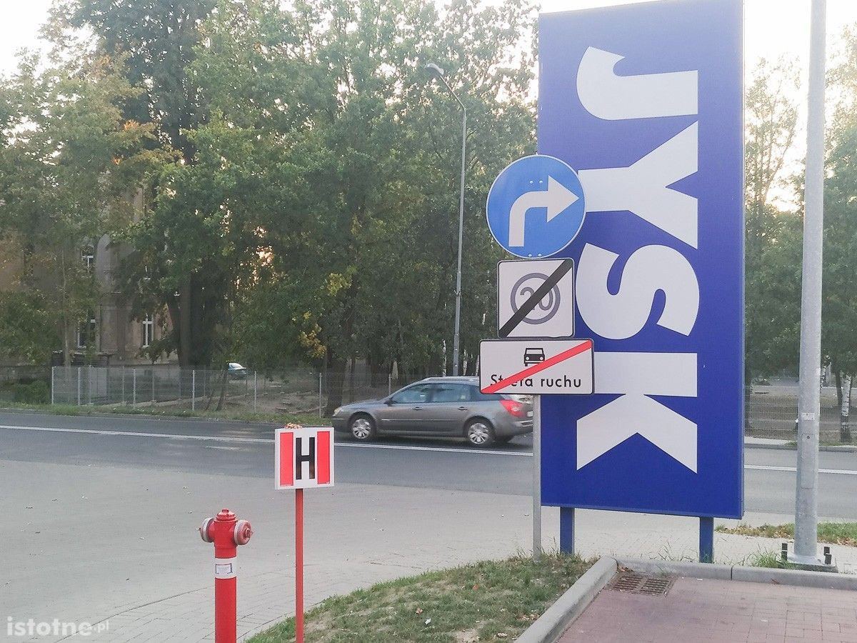 Wyjeżdżają ze Starej Mleczarni, ignorują nakaz skrętu w prawo