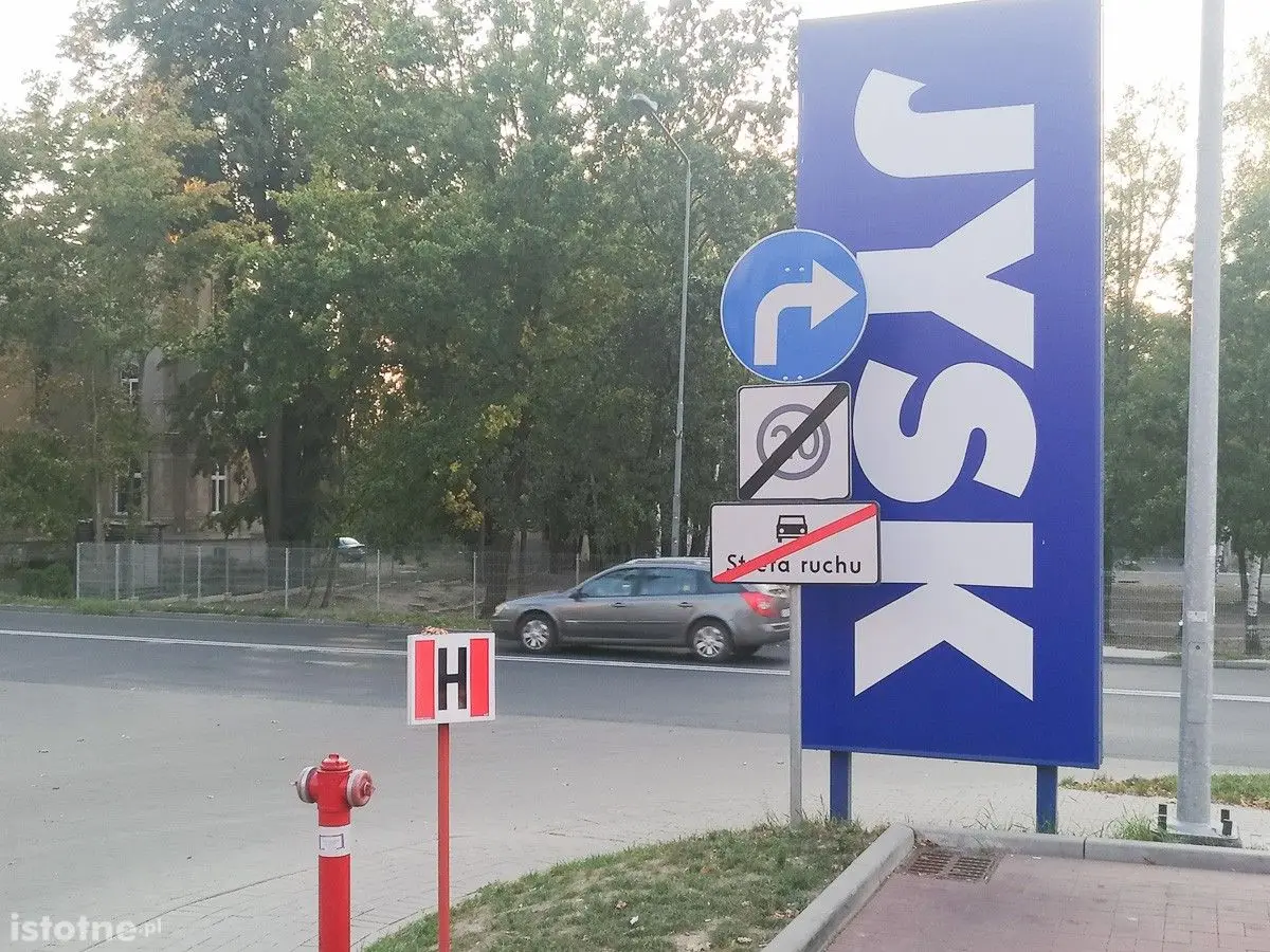 Wyjeżdżają ze Starej Mleczarni, ignorują nakaz skrętu w prawo