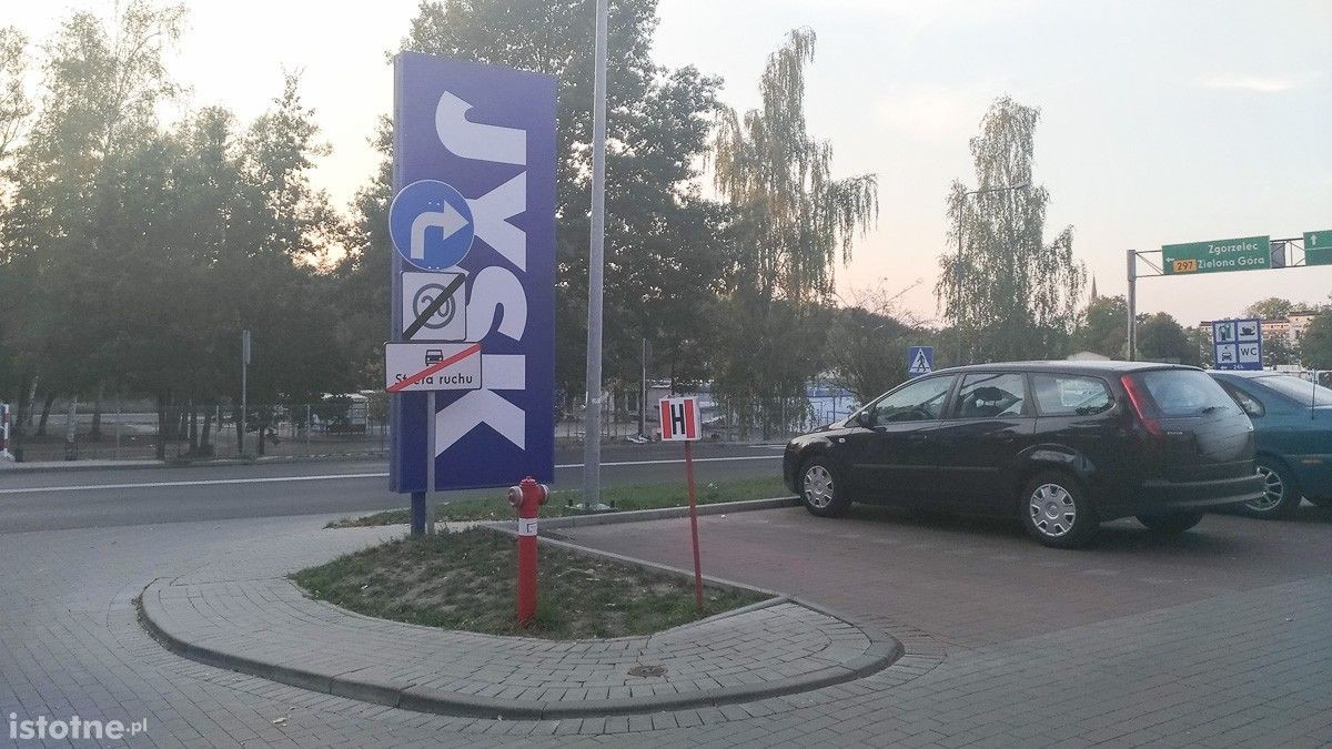 Wyjeżdżają ze Starej Mleczarni, ignorują nakaz skrętu w prawo