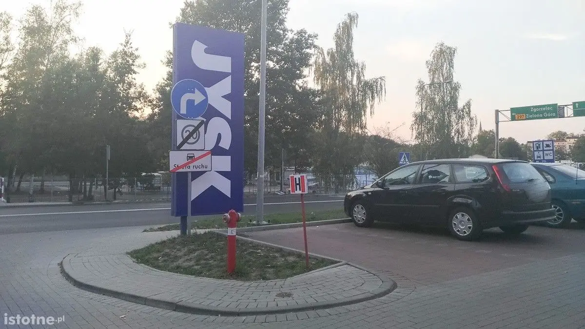 Wyjeżdżają ze Starej Mleczarni, ignorują nakaz skrętu w prawo