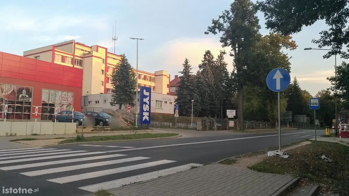 Wyjeżdżają ze Starej Mleczarni, ignorują nakaz skrętu w prawo