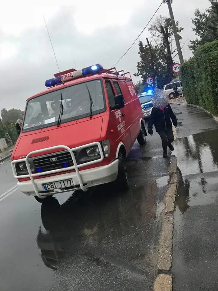 VW zjechał z mostu i wpadł do wody. Dwie osoby ranne