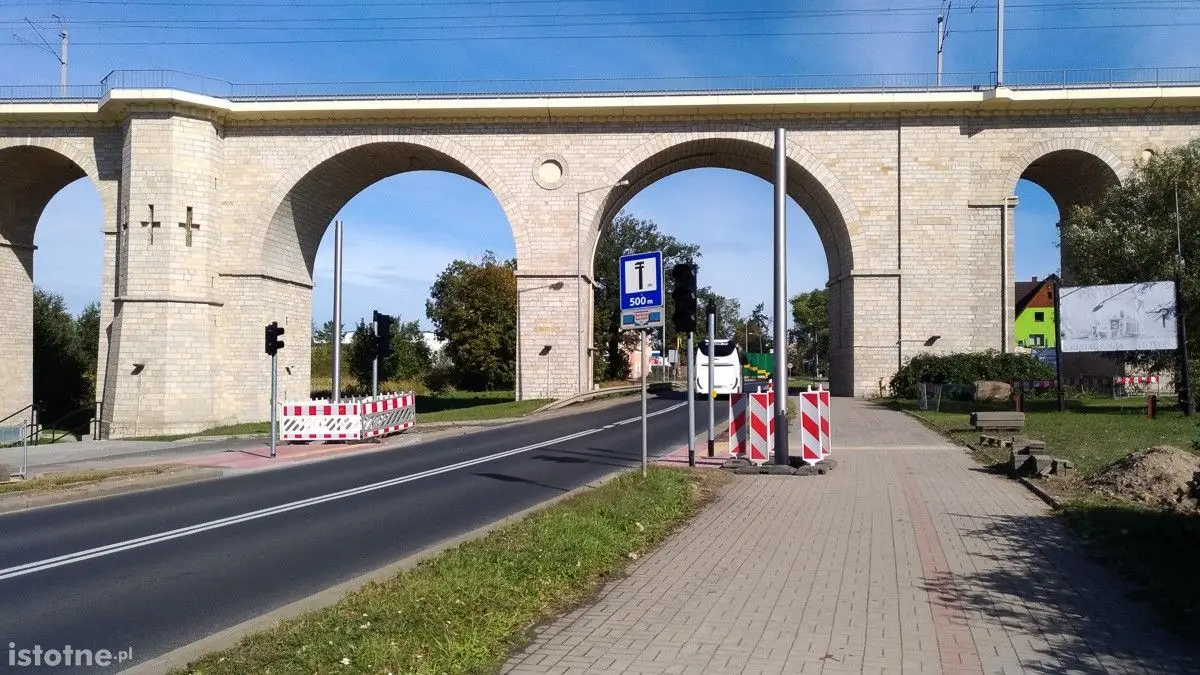 Będzie bezpieczniej przy Wiadukt Plaza! Powstaje przejście dla pieszych