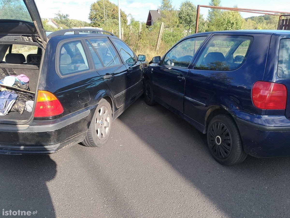 Dwa auta zderzyły się na Zabobrzu, jedna osoba ranna