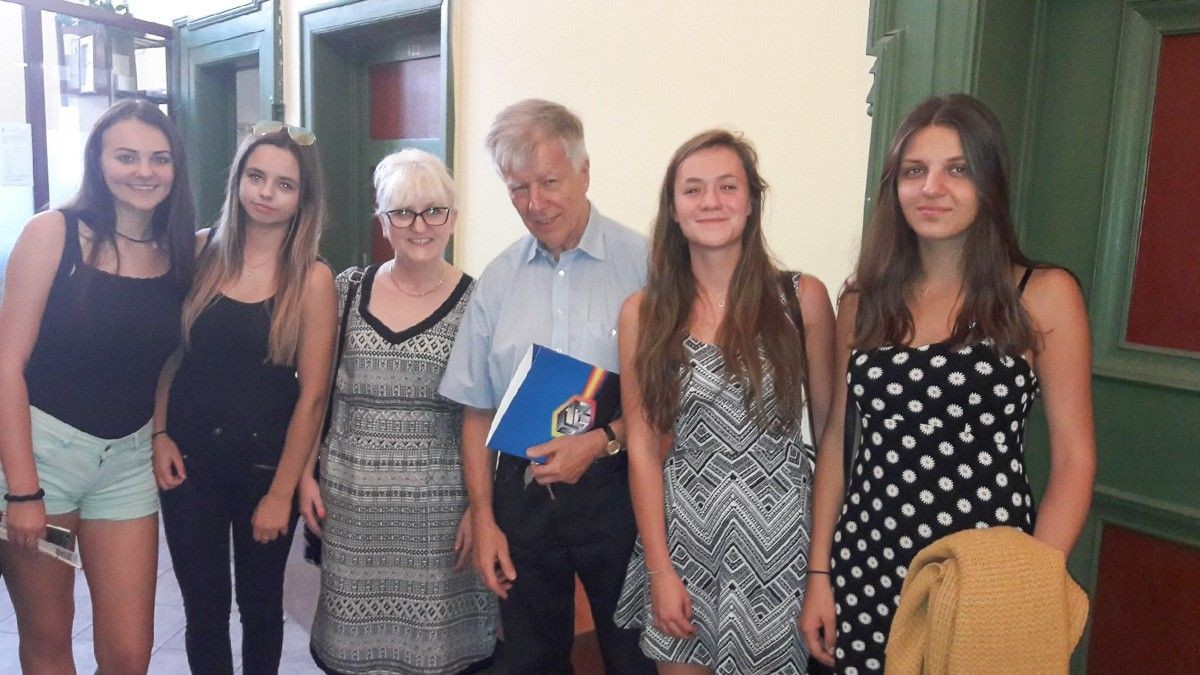 Uczniowie „Handlówki” na dyktandzie z prof. Miodkiem