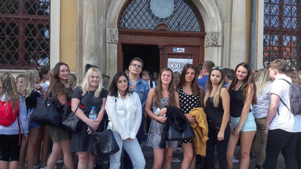 Uczniowie „Handlówki” na dyktandzie z prof. Miodkiem