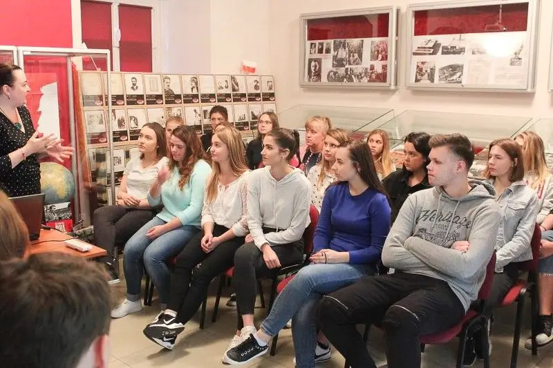 Klasa hotelarska w Paryżu wirtualnie z Grażyną Hanaf