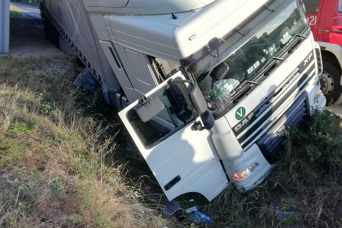 Pijany kierowca tira wjechał do rowu. Białorusin miał... prawie 3 promile