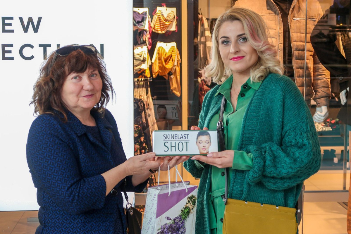 Maria Szydłowska-Ostrowska z Natura Vitalis wręcza prezent uczestniczce Metamorfoz