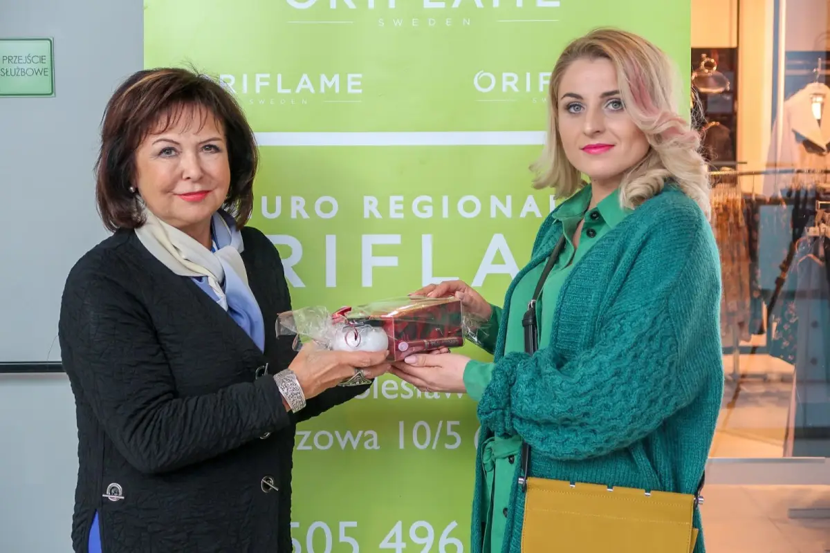 Anika Fiłon z Oriflame wręcza prezent uczestniczce Metamorfoz
