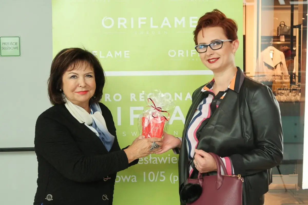 Anika Fiłon z Oriflame wręcza prezent uczestniczce Metamorfoz