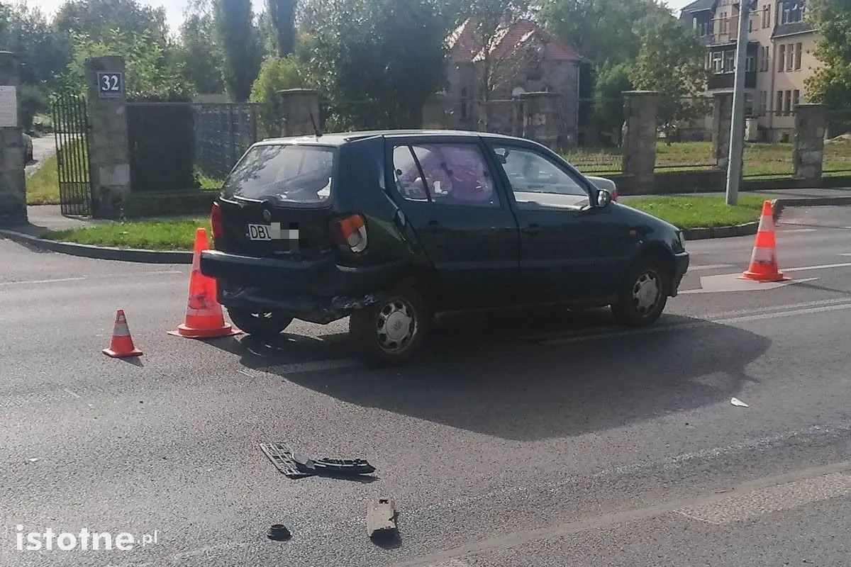 Zderzenie trzech aut na alei Tysiąclecia