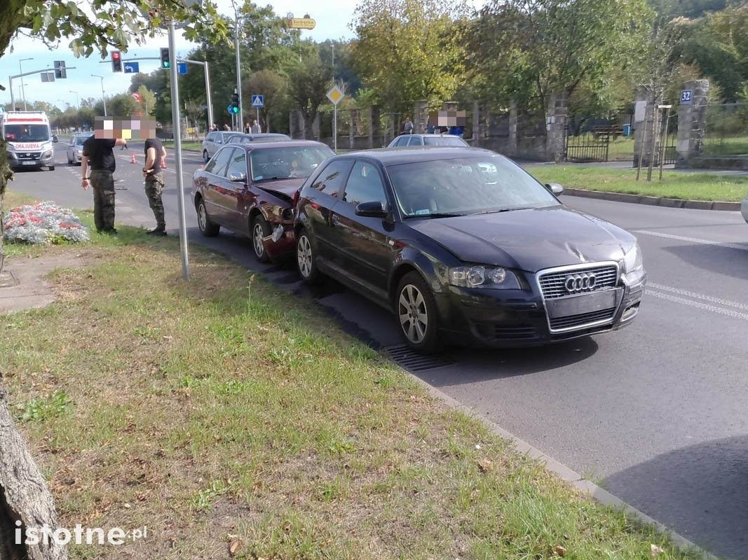 Zderzenie trzech aut na alei Tysiąclecia