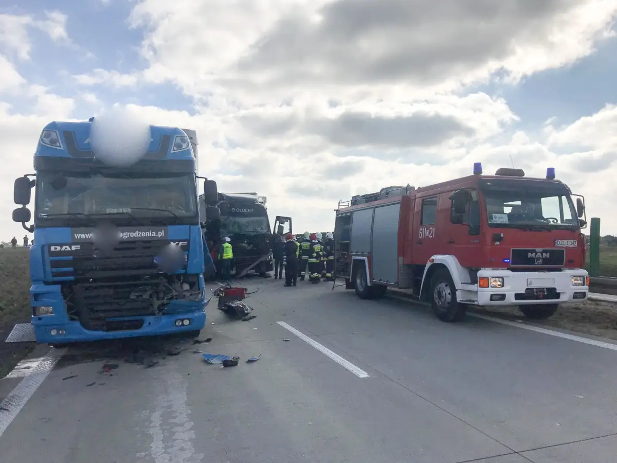 Karambol na A4. Jedna osoba zginęła, trzy są ranne