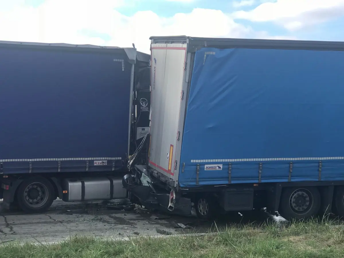 Karambol na A4. Jedna osoba zginęła, trzy są ranne