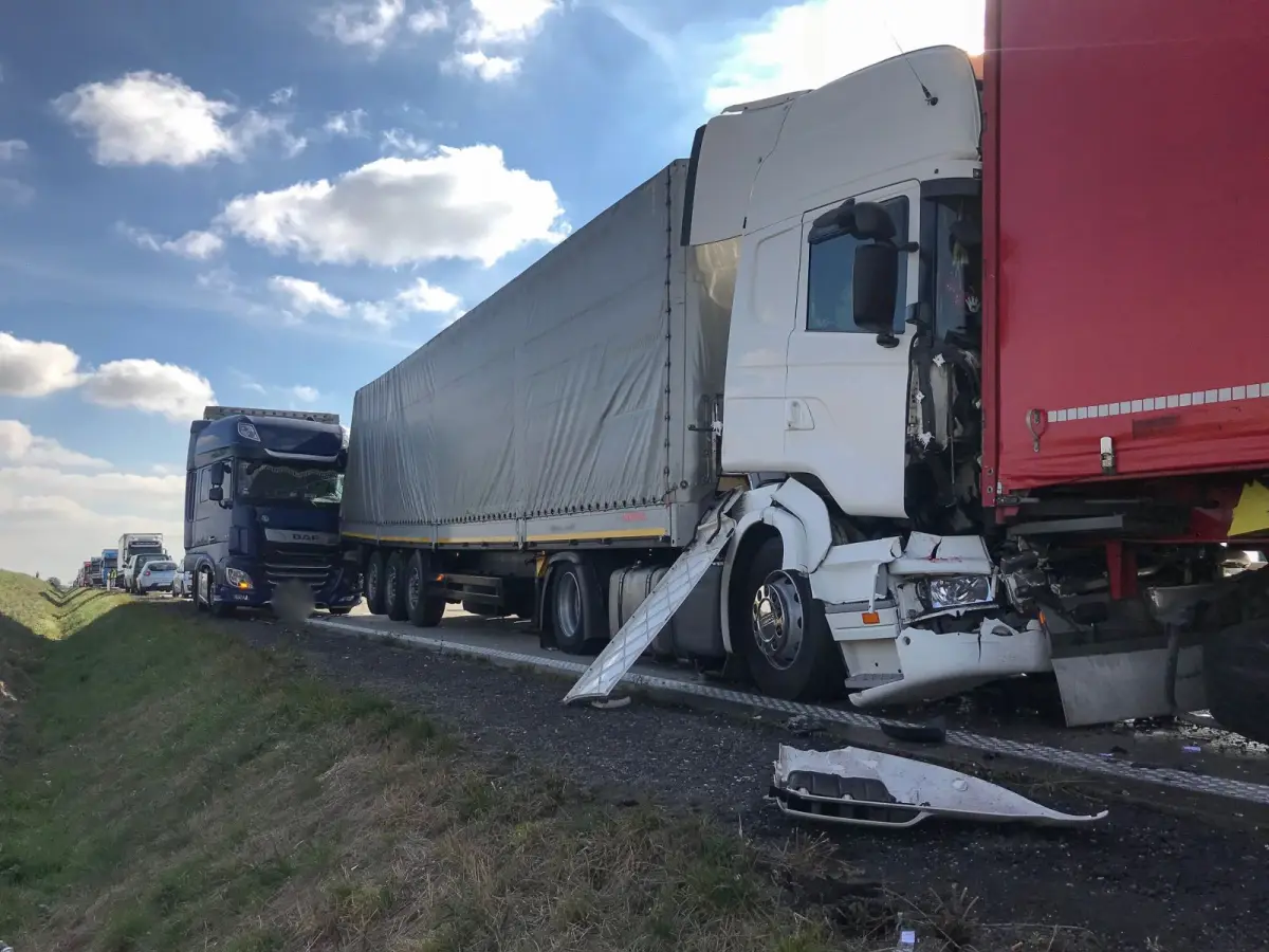 Karambol na A4. Jedna osoba zginęła, trzy są ranne