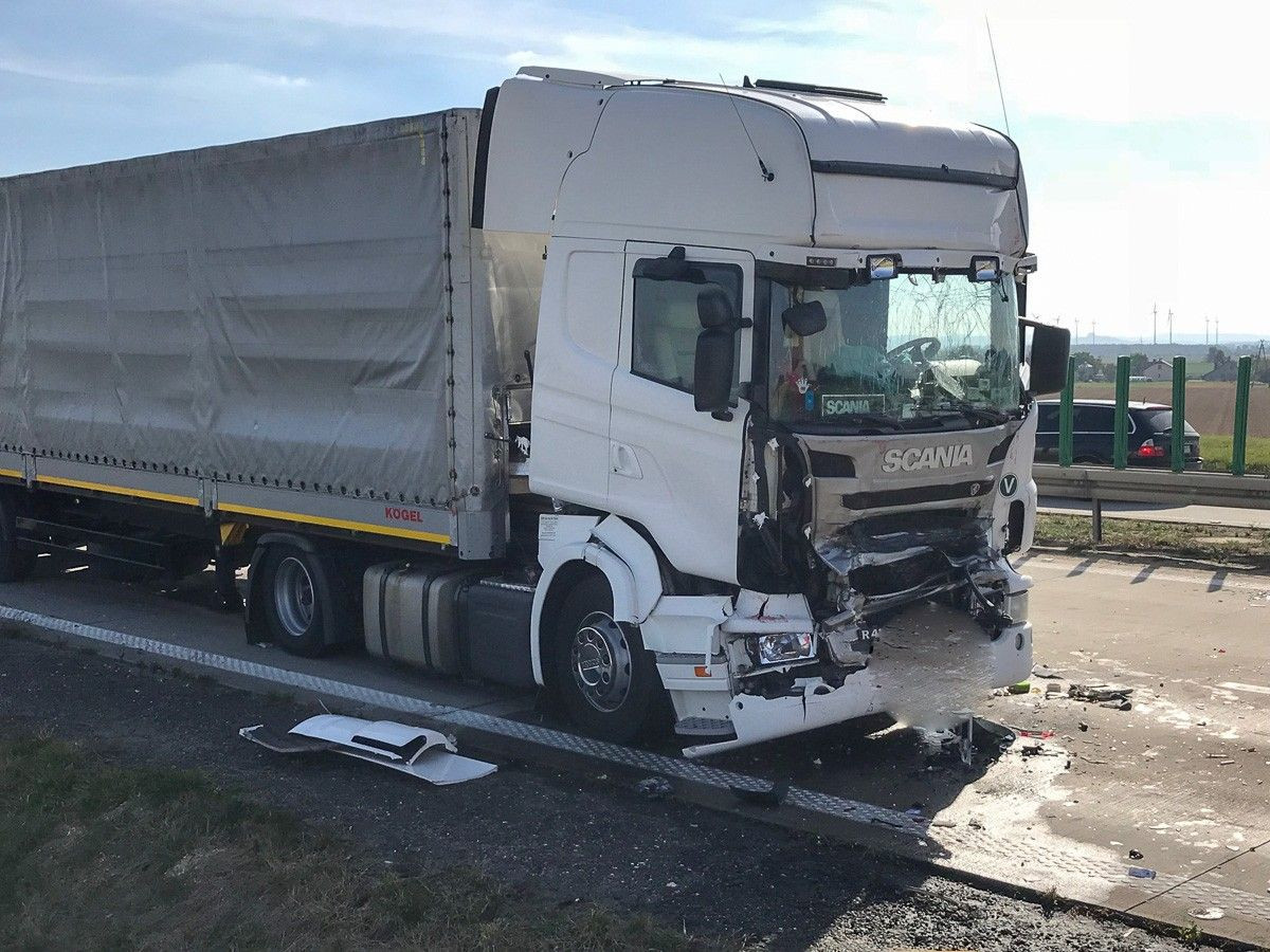 Karambol na A4. Jedna osoba zginęła, trzy są ranne