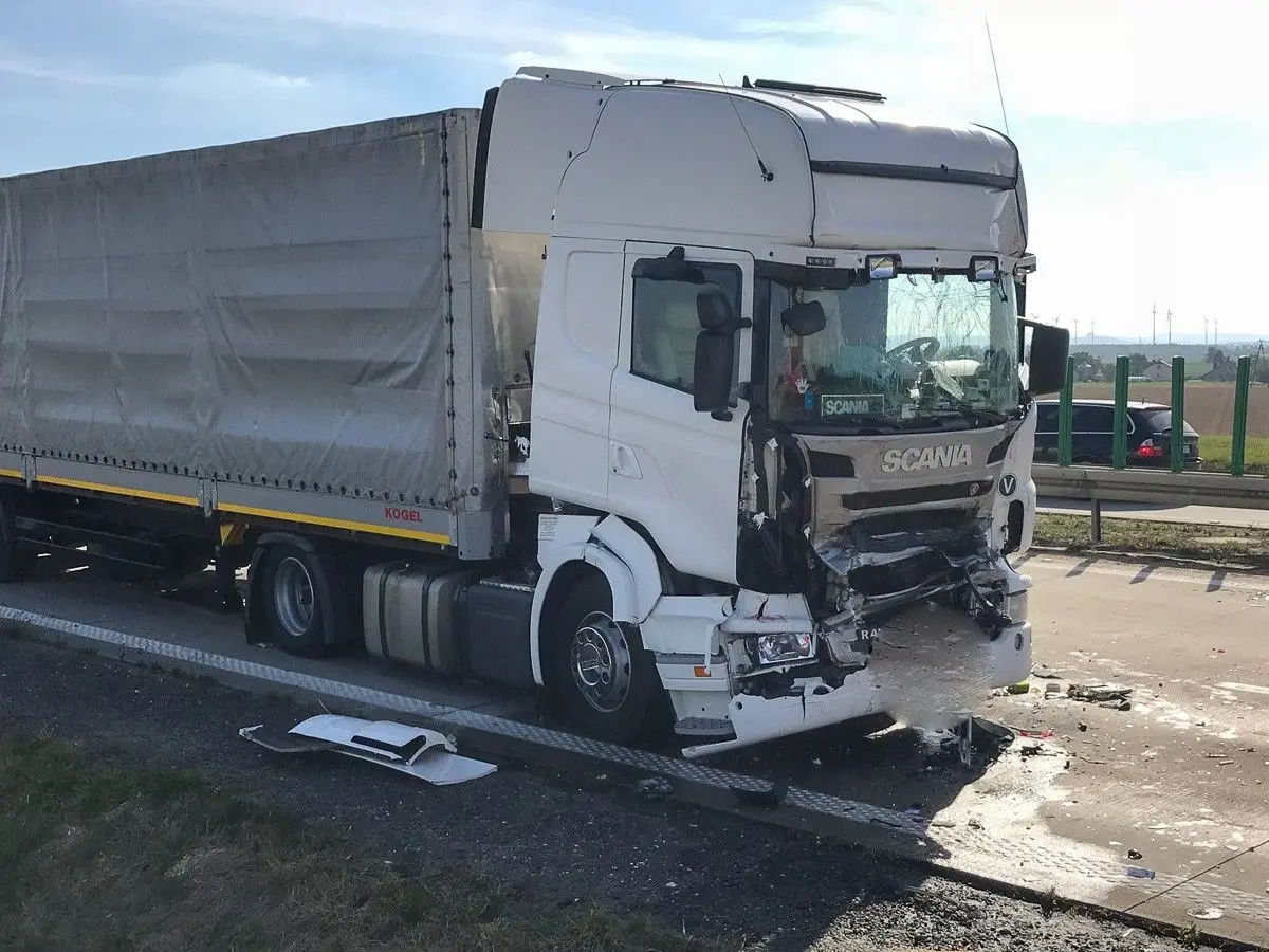 Karambol na A4. Jedna osoba zginęła, trzy są ranne