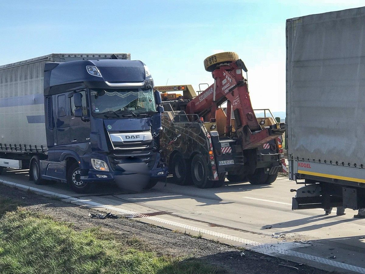 Karambol na A4. Jedna osoba zginęła, trzy są ranne