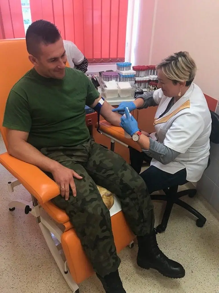 Pancerniacy biorą udział w akcji krwiodawstwa