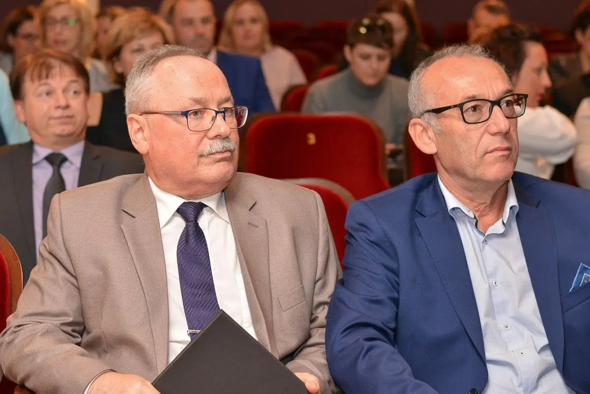 Najlepsi nauczyciele i dyrektorzy szkół powiatowych nagrodzeni