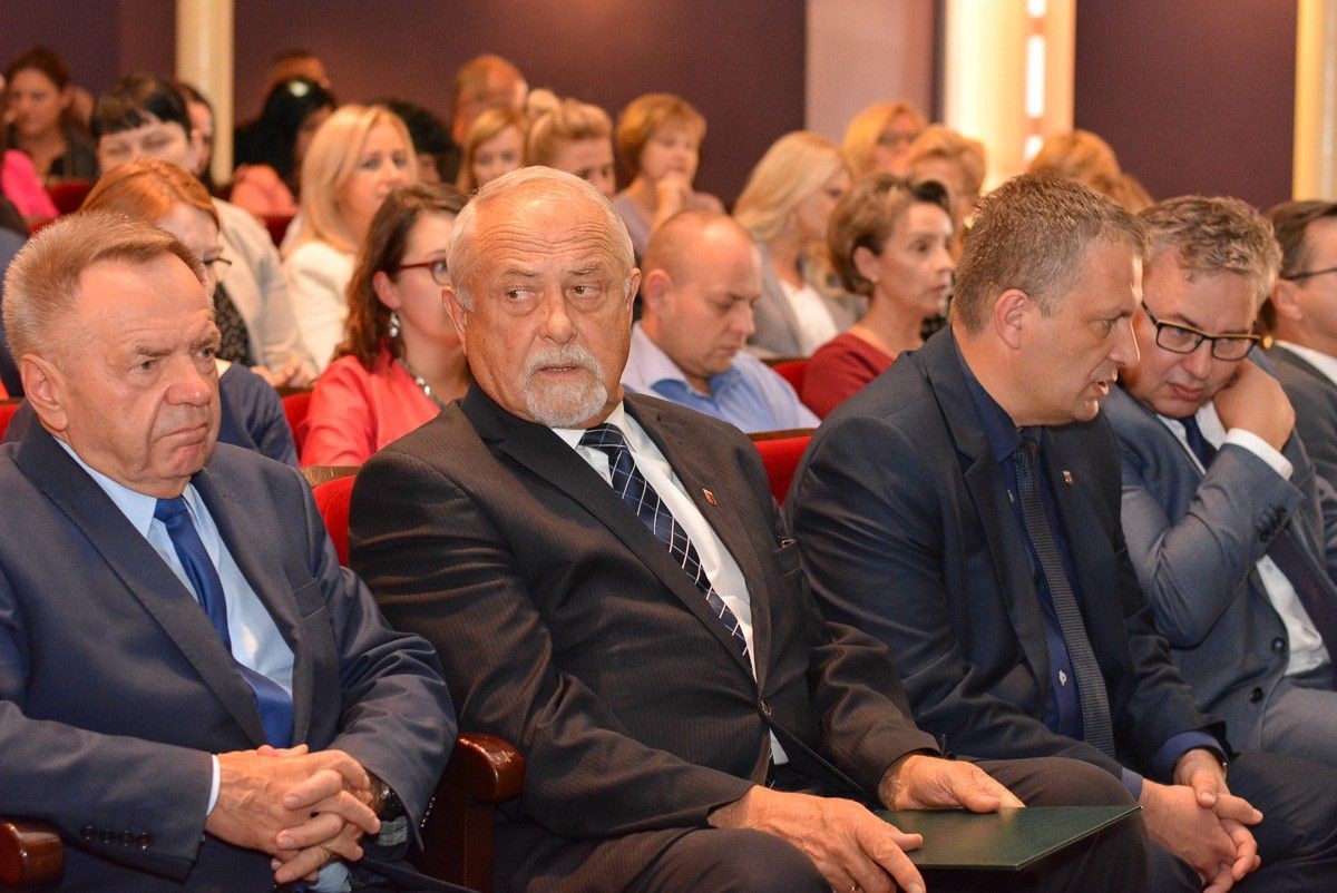 Najlepsi nauczyciele i dyrektorzy szkół powiatowych nagrodzeni