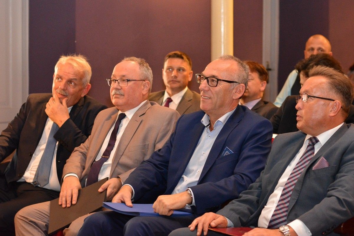 Najlepsi nauczyciele i dyrektorzy szkół powiatowych nagrodzeni