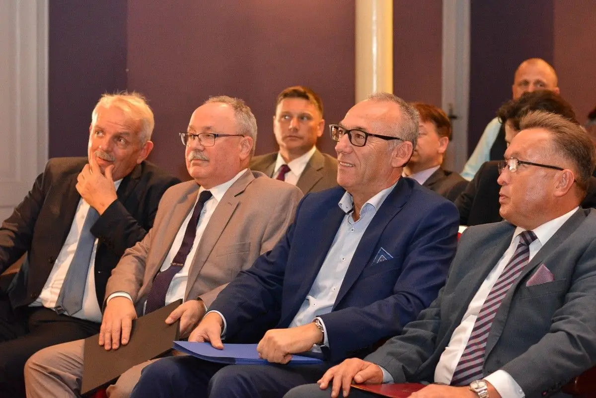 Najlepsi nauczyciele i dyrektorzy szkół powiatowych nagrodzeni
