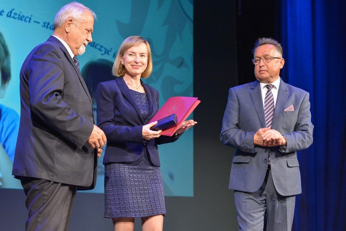 Najlepsi nauczyciele i dyrektorzy szkół powiatowych nagrodzeni