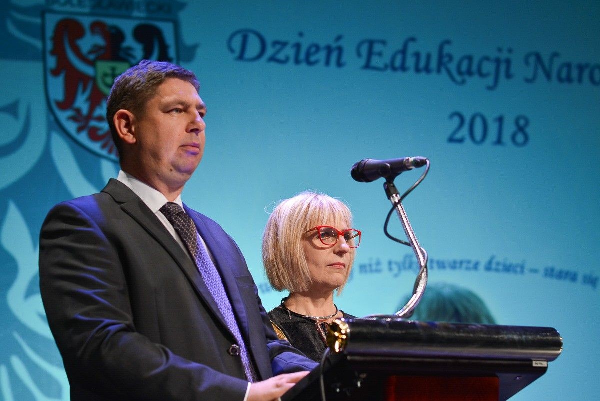 Najlepsi nauczyciele i dyrektorzy szkół powiatowych nagrodzeni