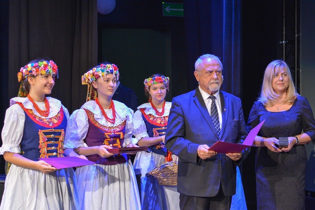 Najlepsi nauczyciele i dyrektorzy szkół powiatowych nagrodzeni