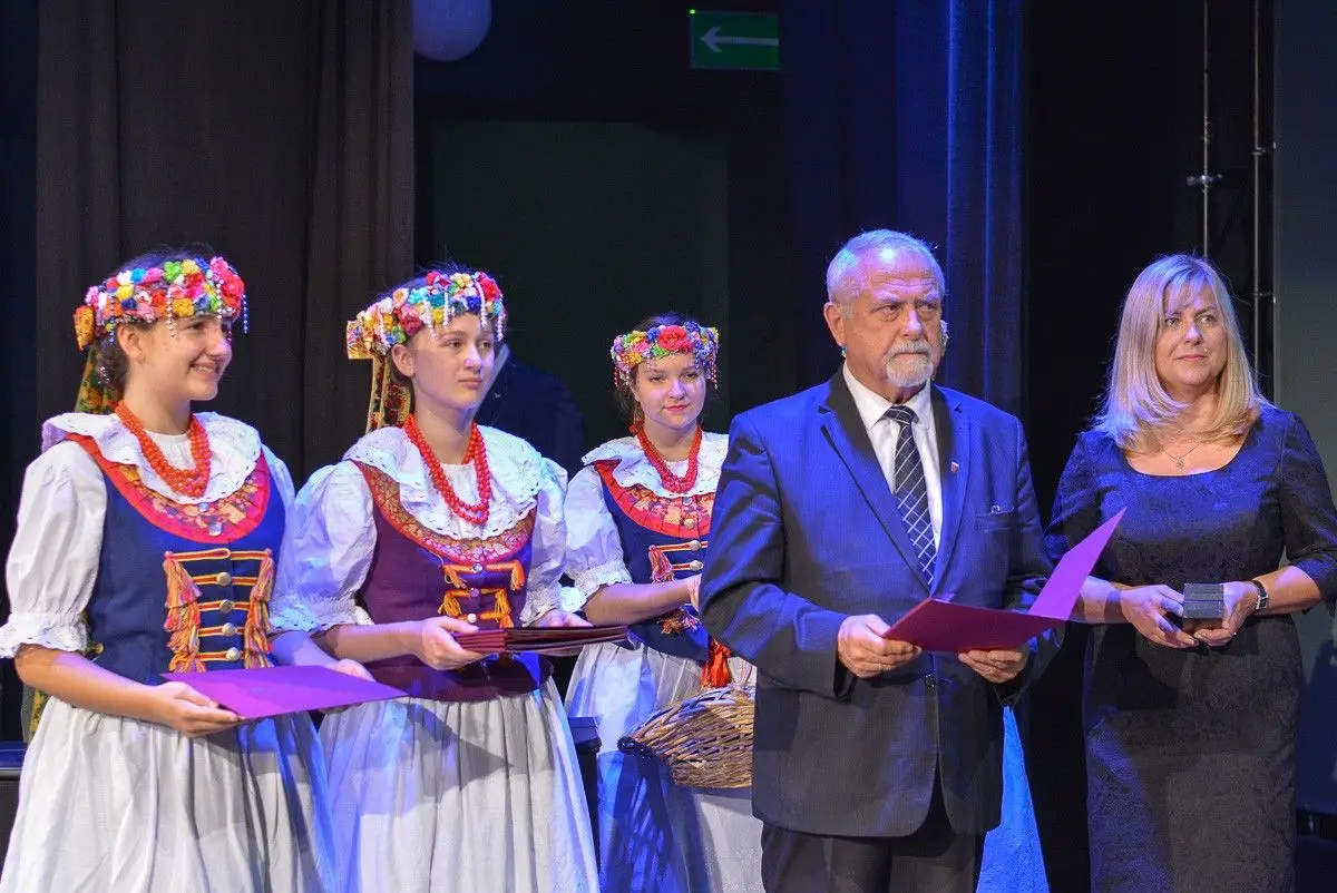 Najlepsi nauczyciele i dyrektorzy szkół powiatowych nagrodzeni